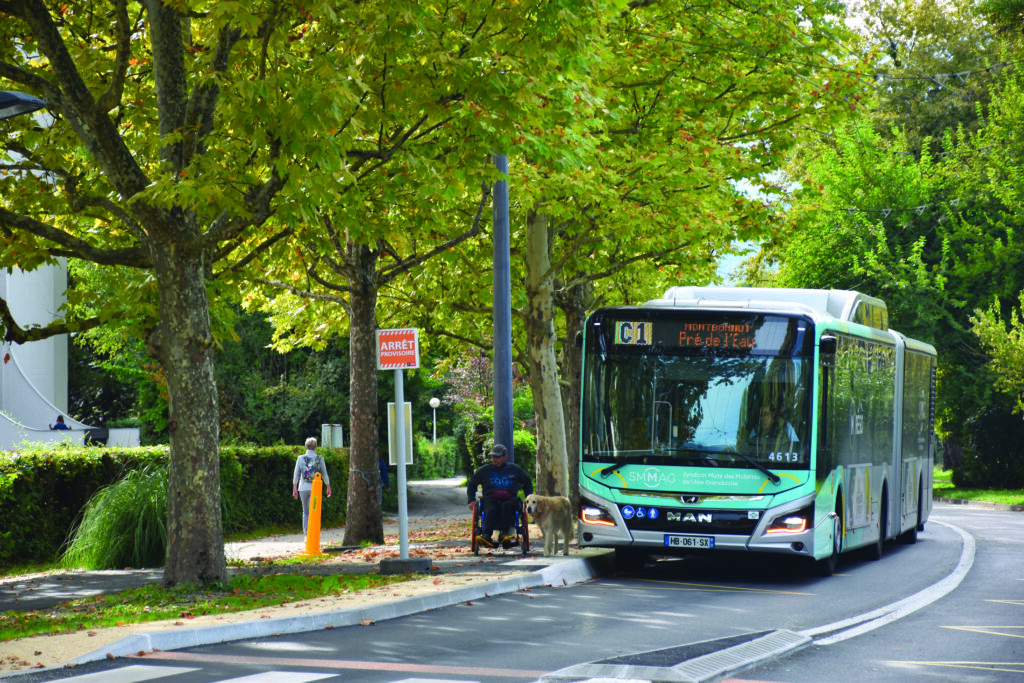 Bus Chrono C1 desservant un arrêt accessible